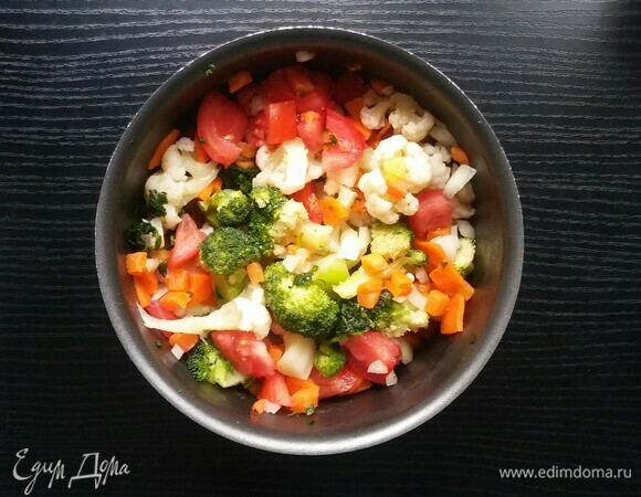 Глубокую форму, в которой овощи будут тушиться, нужно смазать оливковым маслом. Выложить в форму все овощи и черемшу, посолить и перемешать. Разогреть духовку до 190°C и готовить в ней овощи 45 минут.