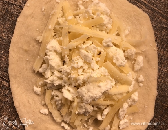 Когда тесто подошло, начинаем формировать пирожки: делим тесто на небольшие кусочки, размером с шарики для пинг-понга, раскатываем из шариков лепешки, сверху выкладываем 1 ст. ложку начинки и защипываем края. Заготовки оставляем на 10–15 минут для расстойки, после чего начинаем обжаривать на сковороде с двух сторон на небольшом количестве масла. Наши пирожки готовы, приятного аппетита!