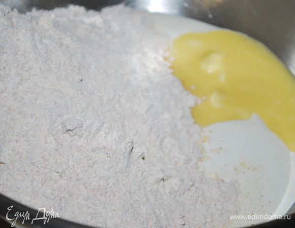 В большой миске смешайте сливки, сметану, соль, сахар и растопленное сливочное масло. Добавьте муку и замесите тесто.