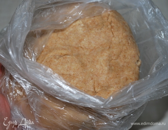 Тесто мягкое и эластичное. Накройте его пищевой пленкой или уберите в полиэтиленовый пакет на 20 минут, тем временем приготовьте начинку для пирога.