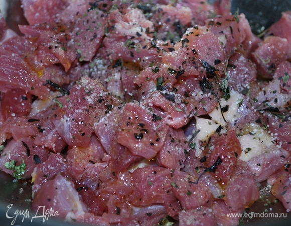 Мясо индейки нарежьте мелкими кусочками, поперчите и посолите по вкусу. Добавьте щепотку сушеного базилика и оливковое масло, все хорошо перемешайте.