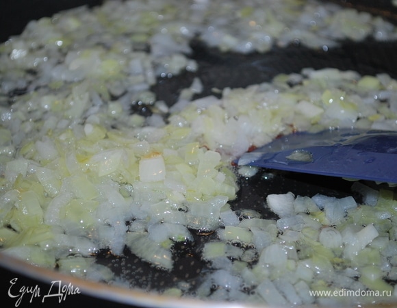 Сковороду с толстым дном разогрейте, обжарьте репчатый лук на 1 ст. ложке растительного масла в течение 2–3 мин.