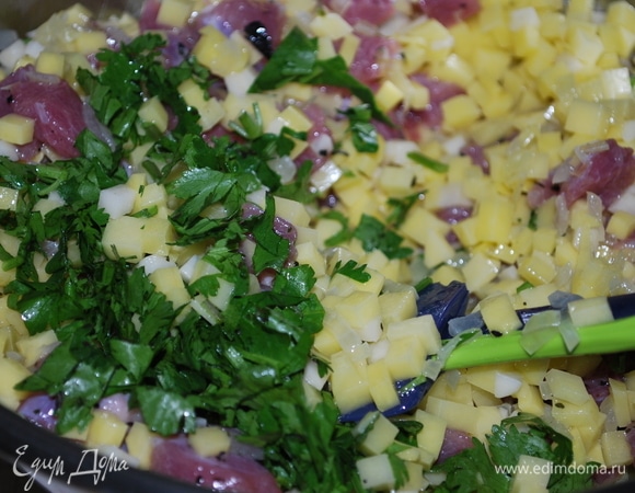 Кинзу промойте и мелко нарежьте. Картофель почистите от кожуры и нарежьте на мелкие кубики. Добавьте в миску к мясу индейки обжаренный лук, зелень и картофель. Добавьте соль и перец по вкусу. Начинка для пирога готова.