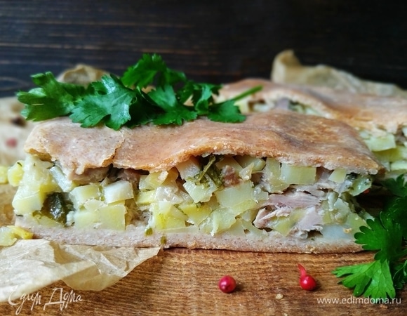 Готовому пирогу дайте отдохнуть 10 минут и подавайте к столу. Приятного аппетита.