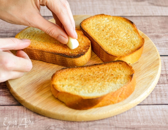 Натереть зубчиком чеснока.