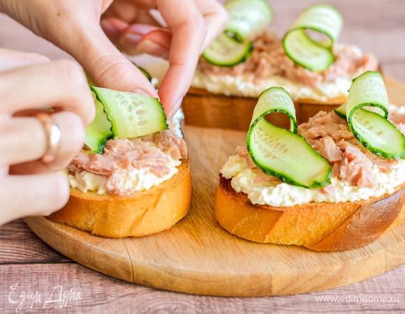 Огурец нарезать вдоль тонкими лентами и красиво уложить. Посыпать мелко рубленным укропом. Приятного аппетита!