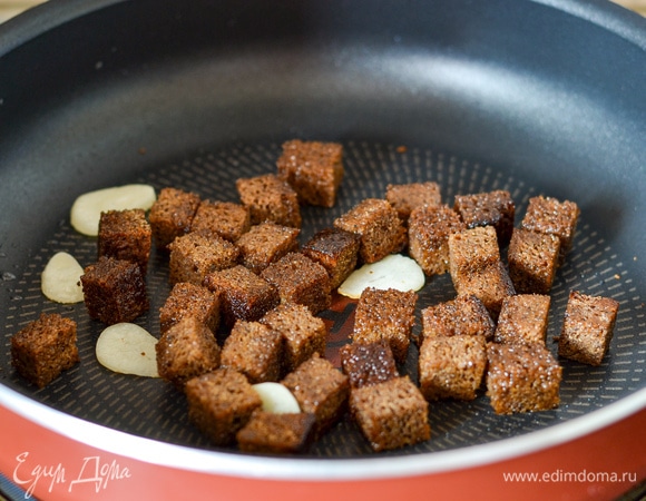 Хлеб нарезать кубиками. Поджарить с маслом и чесноком.