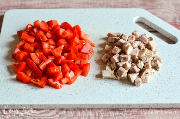 Нарезать мелким кубиком помидоры и свинину.