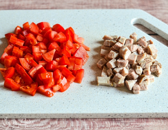 Нарезать мелким кубиком помидоры и свинину.