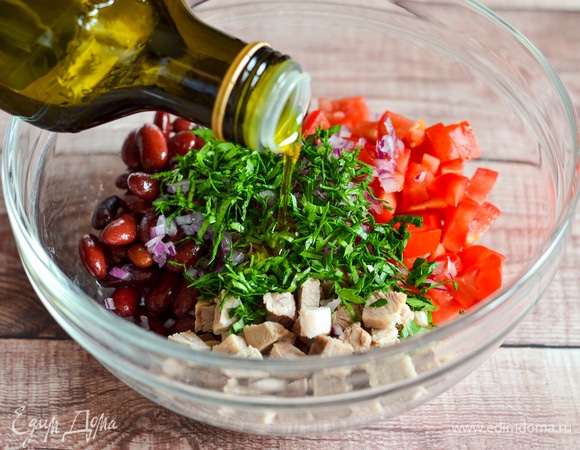 В миске соединить фасоль, помидоры, мясо, красный лук и петрушку. Заправить оливковым маслом. Посолить по вкусу.