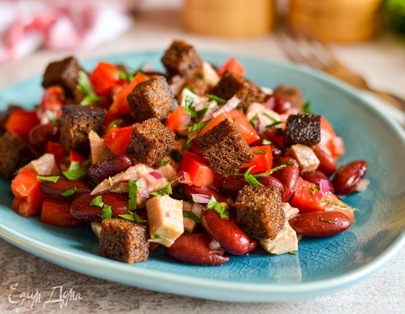 Разложить салат на тарелки и посыпать сухариками. Приятного аппетита!