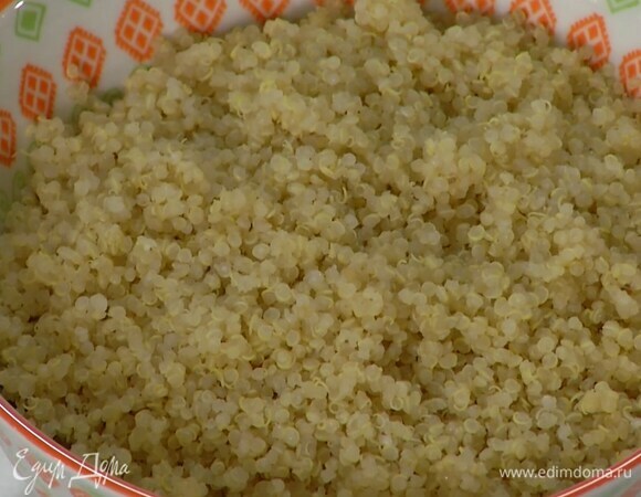 Киноа отварить согласно инструкции на упаковке.