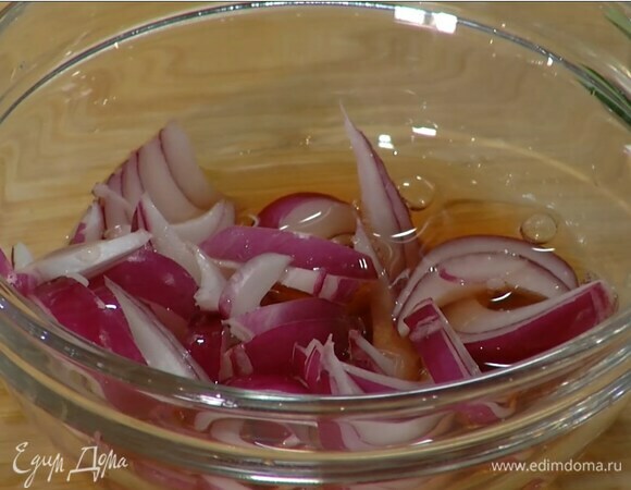 Красную луковицу почистить, крупно порезать, залить уксусом и дать постоять, затем уксус слить и сохранить.