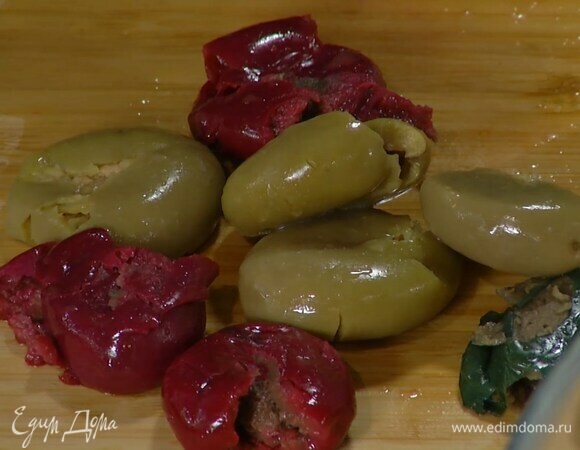 Оливки раздавить дном стакана и, вынув косточки, разломить на крупные кусочки.