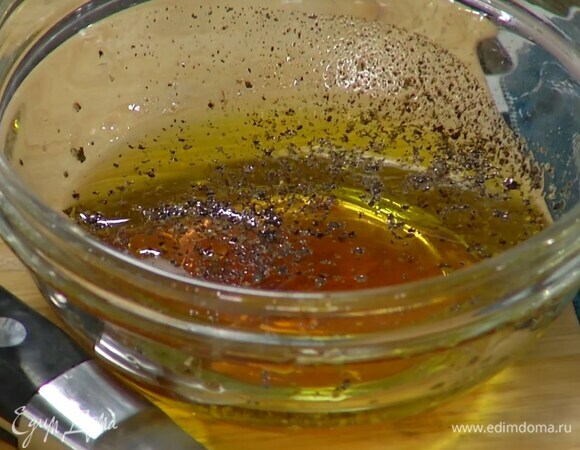 Приготовить заправку: 3–4 ст. ложки оливкового масла соединить с 2 ст. ложками уксуса, в котором мариновался лук, все посолить, поперчить и перемешать.