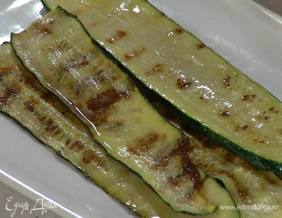 Цукини нарезать вдоль длинными полосками и пожарить на и разогретой сковороде-гриль, слегка смазанной оливковым маслом.