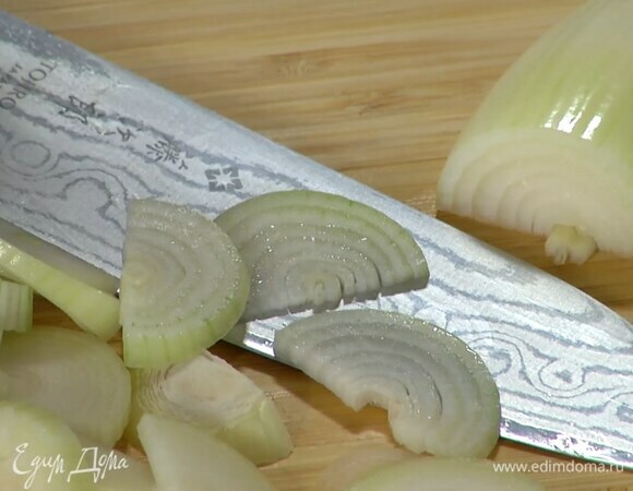Шалот почистить и нарезать полукольцами.