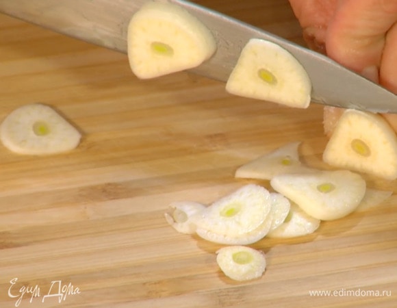 Чеснок почистить и крупно порезать.