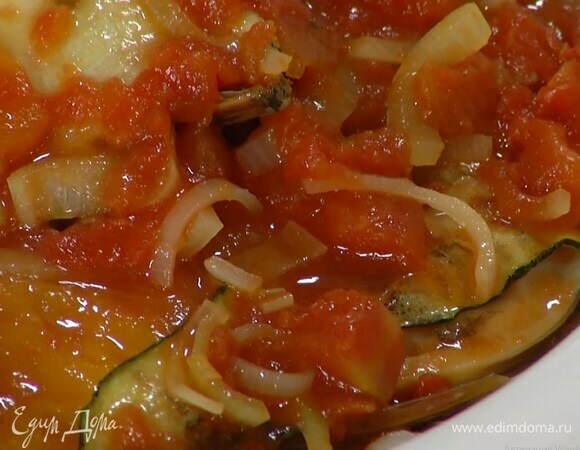 Мидии выложить в жаропрочную форму, сверху разложить запеченный сладкий перец, каперсы, полоски цукини, полить все томатным соусом и запекать в разогретой духовке 20 минут.