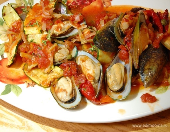Готовые мидии посыпать листьями тимьяна.
