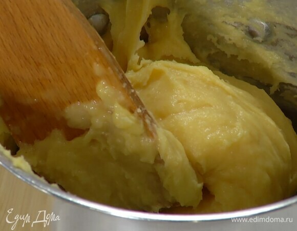 Приготовить тесто: подогреть в кастрюле 120 мл воды, добавить сливочное масло, посолить, всыпать муку и вымешать все лопаткой, затем по одному ввести 2 яйца, каждый раз вымешивая лопаткой, чтобы получилась гладкая, однородная масса.