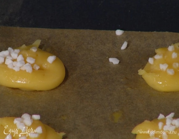 Третье яйцо разбить в чашку, размешать и смазать лепешки, затем украсить их кондитерской посыпкой.