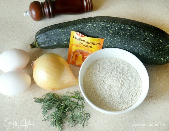 Подготовьте продукты для кабачкового теста. Цукини хорошо промойте, срежьте хвостик и прямо с кожурой натрите на крупной терке. Слегка посолите, дайте постоять 10 мин и хорошо отожмите лишнюю жидкость.