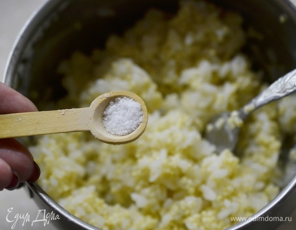 Верните крупы в кастрюлю. Необязательно в эту же — можно в чистую, а можно в эту же, только предварительно ее нужно помыть.