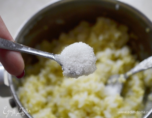 Добавьте сахар. Регулируйте его количество по своему вкусу. Но имейте в виду, что каша эта не сладкая.