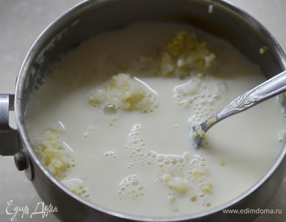 Залейте крупы молоком.