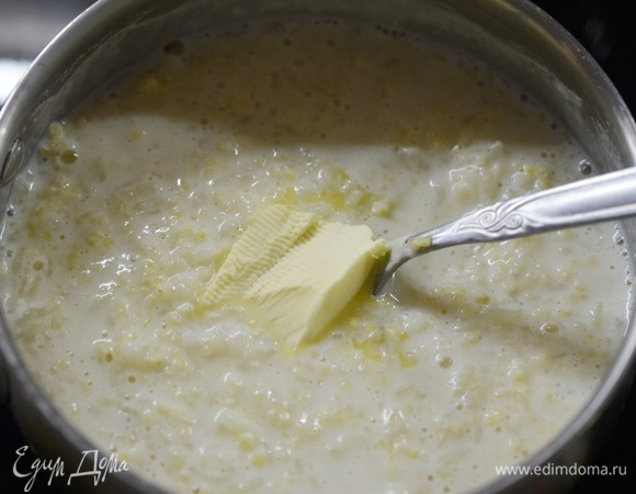 Доведите до кипения и варите до желаемой густоты каши. Добавьте сливочное масло.