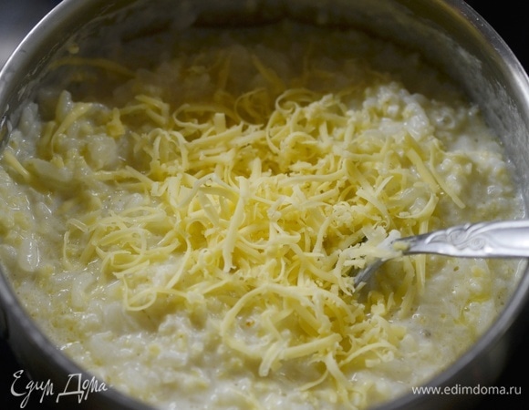 Посыпьте тертым сыром (часть оставьте для украшения).