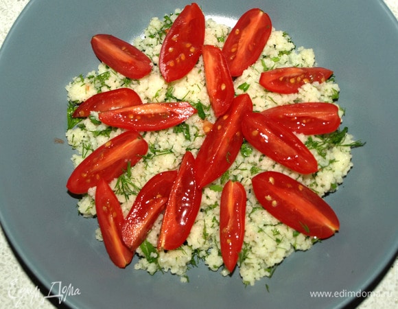 Помидоры черри разрезать на несколько частей, выкладываем на подготовленный кускус.