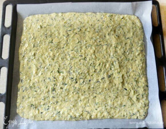 Противень застелите бумагой для выпечки, смажьте слегка растительным маслом и равномерно распределите полученную смесь. Поставьте в предварительно нагретую до 200°C духовку на 30 мин.