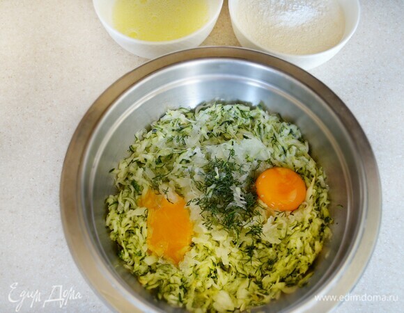 Переложите натертый цукини в глубокую миску, туда же натрите на крупной терке половину луковицы, добавьте рубленый укроп, желтки, соль и перец. Перемешайте. Добавьте муку с разрыхлителем и снова перемешайте. Отдельно взбейте белки с 1 щепоткой соли и введите в общую массу. Тесто получается как на оладьи.