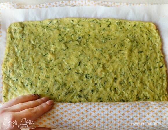 Готовое тесто положите бумагой вниз на влажное полотенце и скрутите в рулет до остывания.