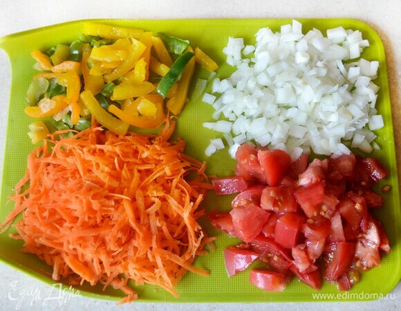 Займемся начинкой. Для этого нарежьте на небольшие кусочки болгарский перец, морковь натрите на крупной терке, мелко порубите половину луковицы и нарежьте на кусочки помидор.