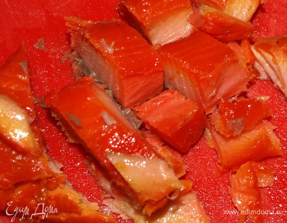 Семгу горячего копчения нарезаем на кусочки. Выладываем на салат.