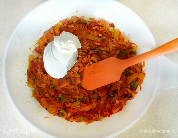 Обжарьте в сковороде на растительном масле лук и морковь, добавьте перец и помидор, приправьте солью, перцем, сухим базиликом и добавьте пару щепоток сахара. Тушите еще около 5 мин, до готовности овощей. В готовые овощи добавьте творожный сыр и перемешайте.