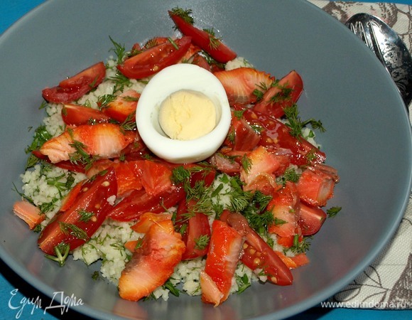 Посыпаем зеленью. Добавляем половинку яйца по желанию. Можно приступать к трапезе.