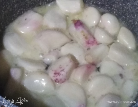 Очищенный чеснок обжарить на сливочном масле в течение 5 минут.