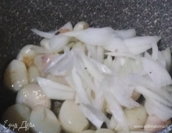 Добавить нарезанный репчатый лук. Жарить до золотистого цвета.