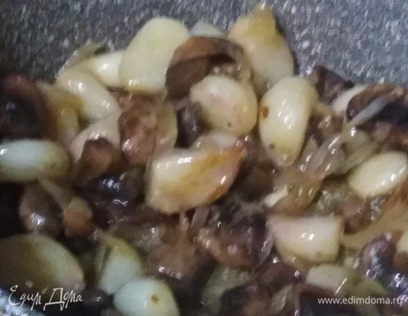 Всыпать шампиньоны, посолить. Жарить 7–10 минут.