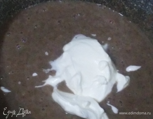 Влить стакан воды, довести до кипения. Посолить по вкусу. Прокипятить в течение 1 минуты. Пробить суп блендером. Добавить сметану. Хорошо перемешать. Довести суп до кипения. Варить в течение 1 минуты.