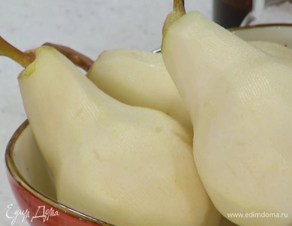 Груши очистить от кожуры, сохранив хвостики.