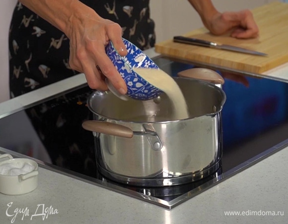 Приготовить сироп: в сотейник влить литр воды, всыпать сахар, добавить палочку корицы, гвоздику, лавровый лист и, непрерывно помешивая, немного прогреть.