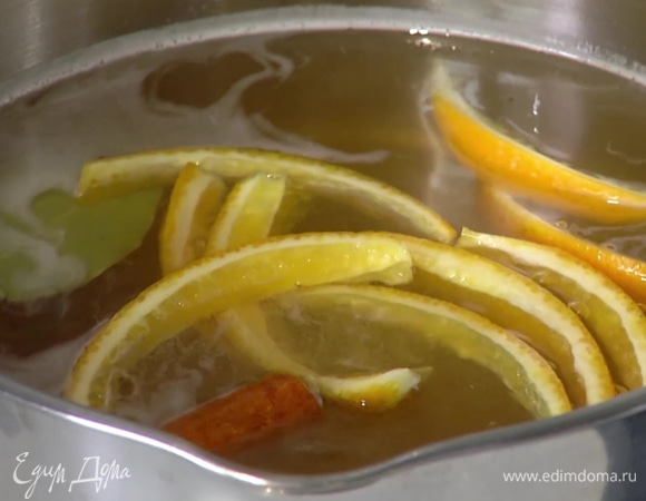 С половинки апельсина срезать кожуру, нарезать тонкими полосками и добавить в сотейник, мякоть нарезать кусочками и тоже отправить в сироп.