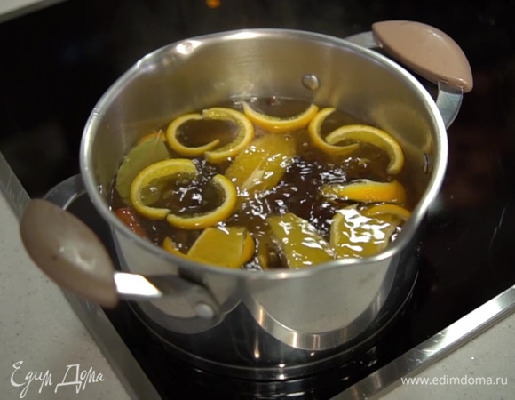 Выложить в сироп чернослив и прогревать, пока сахар полностью не растворится.