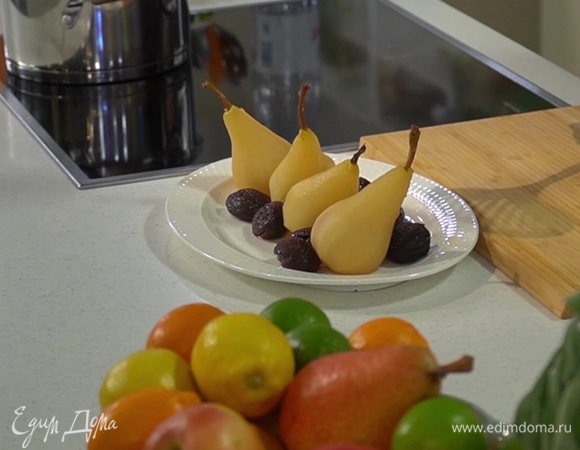 Опустить в сироп груши, так чтобы они были полностью покрыты, убавить огонь и варить 25–30 минут, затем переложить готовые груши и чернослив на большую тарелку.
