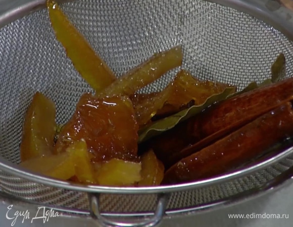 Оставшийся сироп уваривать, пока он не загустеет, затем процедить, получившиеся апельсиновые цукаты сохранить.